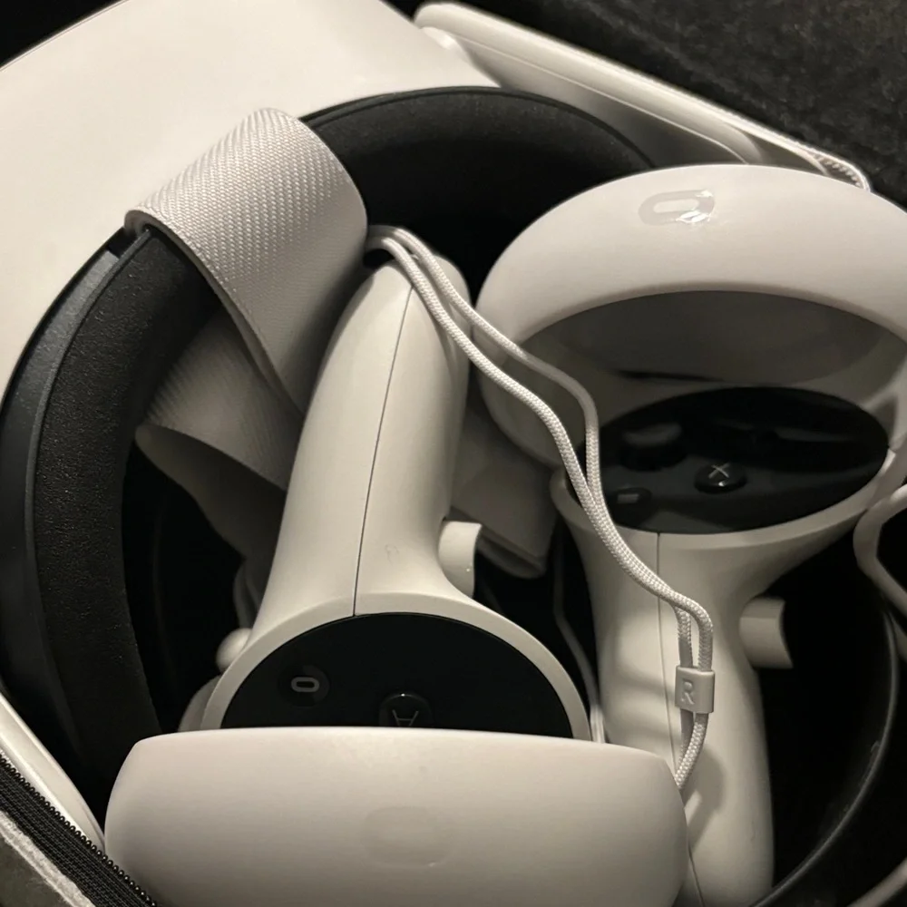 Oculus White VR Headset with Controllers